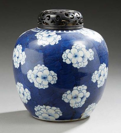 CHINE Pot à gingembre ovoïde en porcelaine à fond bleu décorée de fleurs de prunus.
Couvercle...