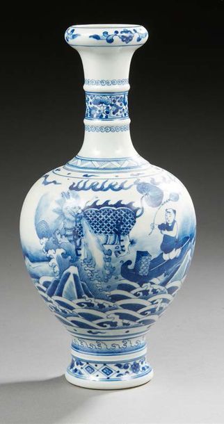 CHINE Vase de forme bouteille à col long évasé en porcelaine décorée en bleu sous...
