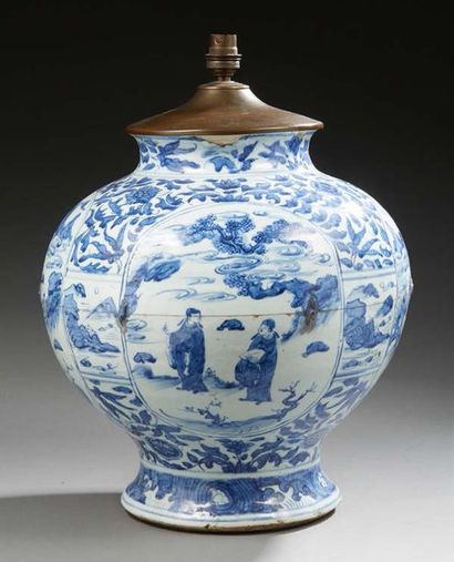 CHINE Large vase balustre (GUAN) à panse sphérique en porcelaine décorée en bleu...