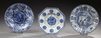 CHINE ET JAPON Assiette octogonal en porcelaine décorée de dragon en bleu sous couverte...