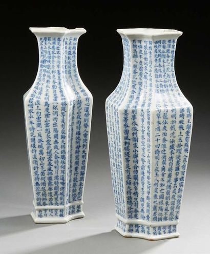 CHINE Paire de vases de forme hexagonale à pans incurvés décorés en bleu sous couvertes...