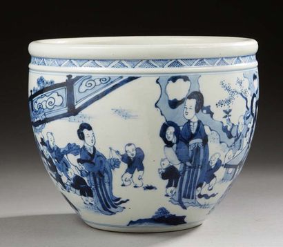 CHINE Jardinière circulaire en porcelaine décorée en bleu sous couverte de femmes...
