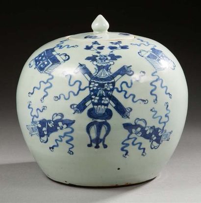 CHINE Pot à gingembre couvert en porcelaine décorée en bleu sous couverte d'objets...