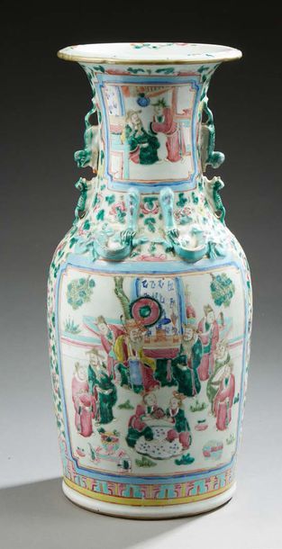 CHINE Canton
Vase balustre en porcelaine décoré en émaux de la famille rose de scènes...