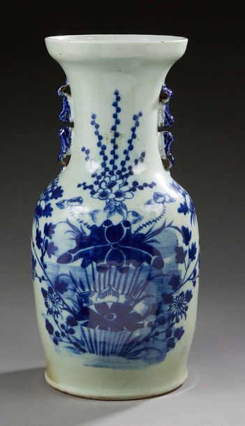 CHINE NANKIN * Vase en porcelaine à décor de fleurs et feuillages bleu sur fond céladon.
Fin...