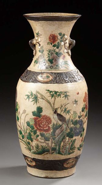 CHINE NANKIN Vase balustre émaillé à décor de fleurs et d'oiseaux branchés sur fond...