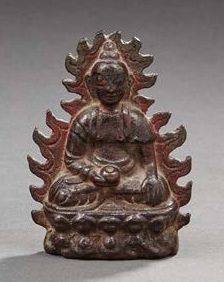 CHINE Figurine en bronze à patine brune représentant un bouddha traité en relief...
