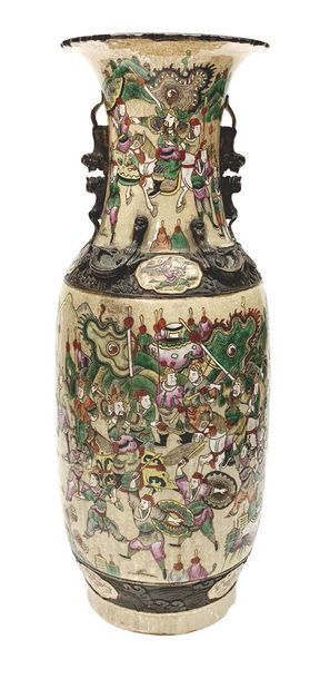 CHINE NANKIN Vase en porcelaine de forme balustre à fond craquelé beige décoré en...