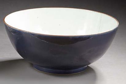 CHINE Grand bol circulaire en porcelaine à fond monochrome bleu poudré.
Période Qianlong...