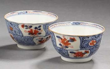 CHINE Deux petits bols en porcelaine décorés en bleu, rouge de fer et or de fleurs.
Diam.:...