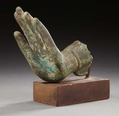LAOS Main de Bouddha en bronze à patine brune-vert, le poignet orné d'une manche...