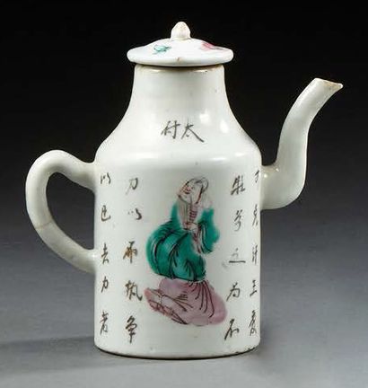 CHINE Verseuse couverte en porcelaine décorée en émaux de la famille rose de personnage...