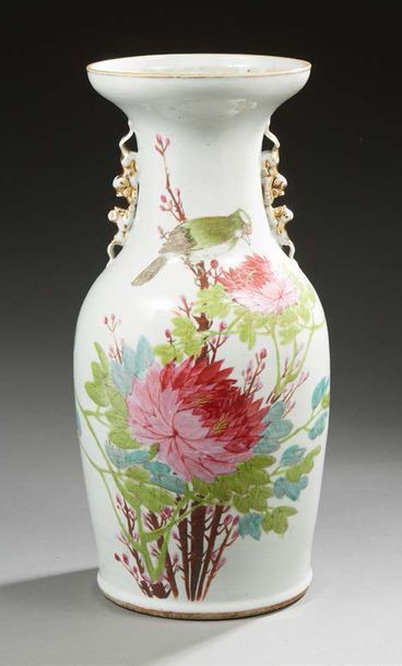 CHINE Vase balustre en porcelaine décoré en émaux de la famille rose de pivoines...