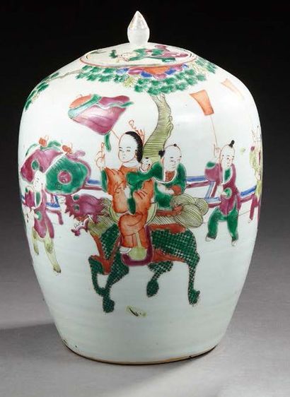 CHINE Pot à gingembre ovoïde couvert en porcelaine décoré en émaux de la famille...