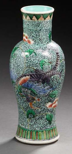 CHINE Petit vase de forme balustre en porcelaine décoré en émaux de la famille verte...