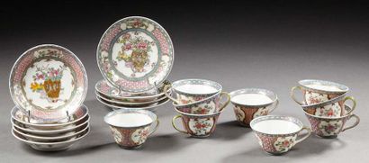 CHINE Neuf tasses et neuf soucoupes en porcelaine à décor floral avec vases et objets...
