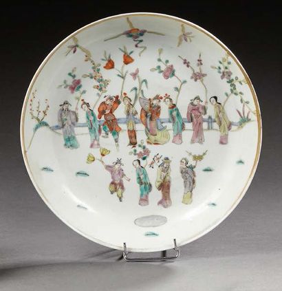 CHINE Coupe circulaire en porcelaine représentant des personnages dans un paysage.
Période...