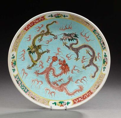 CHINE Plat circulaire en porcelaine décoré en rouge de fer, jaune et violet de trois...