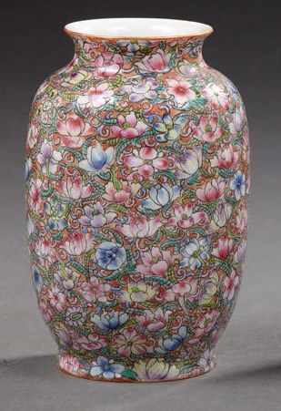 CHINE Petit vase en porcelaine de forme balustre à décor dit "mille fleurs" en émaux...