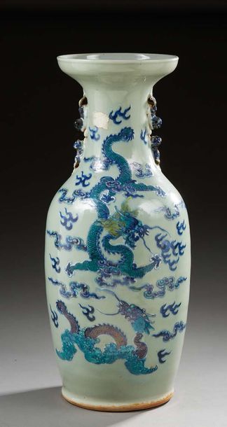 CHINE Vase en porcelaine de forme balustre à fond céladon vert, décor sous couverte...