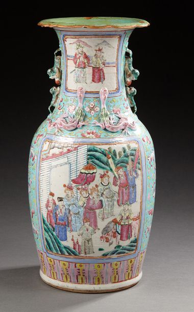CHINE Vase en porcelaine de forme balustre décorée en émaux de la famille rose sur...