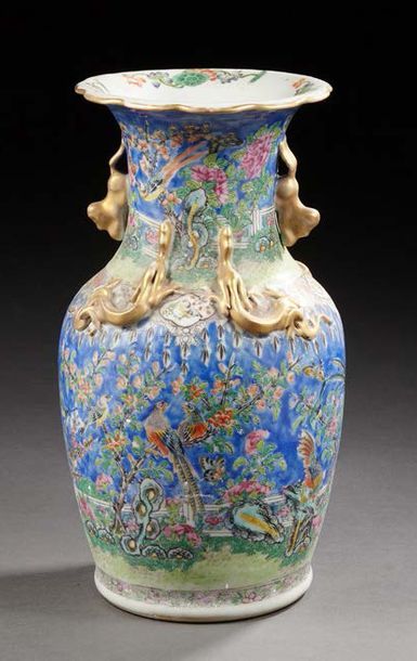 CHINE Vase balustre à décor émaillé polychrome de paysages aux papillons, coqs et...