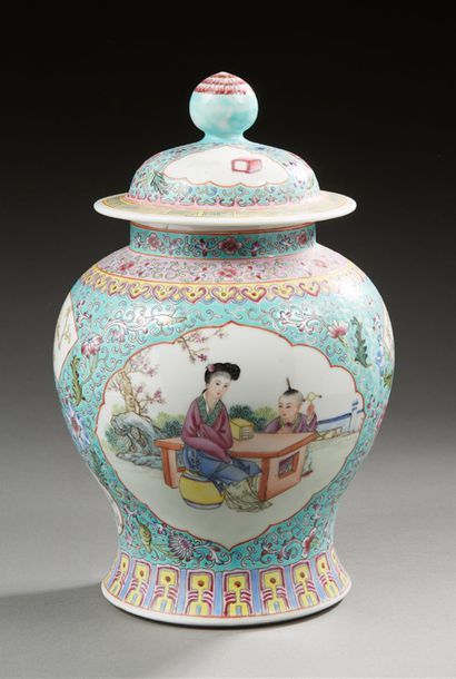 CHINE Petite potiche couverte en porcelaine à fond turquoise décorée en émaux de...