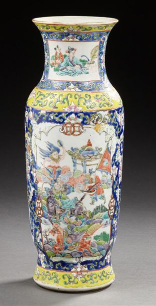 CHINE Petit vase de forme balustre en porcelaine décoré en émaux de canton de scènes...