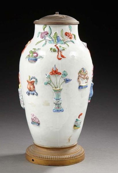 CHINE Vase de forme balustre en porcelaine décoré en léger relief en émaux de la...