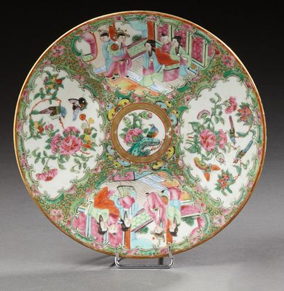 CHINE Assiette circulaire en porcelaine décorée en émaux de canton de personnages...