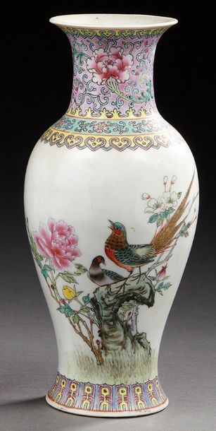 CHINE Vase balustre en porcelaine de la famille rose.
Dim.: 26 cm