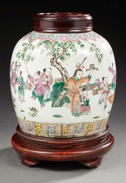CHINE Pot à gingembre en porcelaine de forme ovoïde décoré en émaux de la famille...