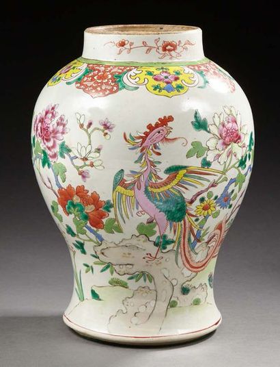 CHINE Potiche en porcelaine de forme balustre décorée en émaux de la famille rose...