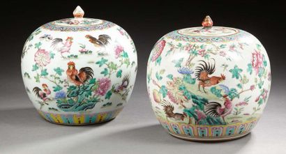 CHINE Deux pots à gingembre couvert en porcelaine de forme ovoïde décorés en émaux...