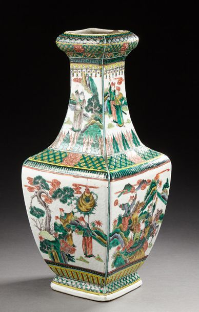 CHINE Vase quadrangulaire de forme balustre en porcelaine décoré en émaux de ma famille...