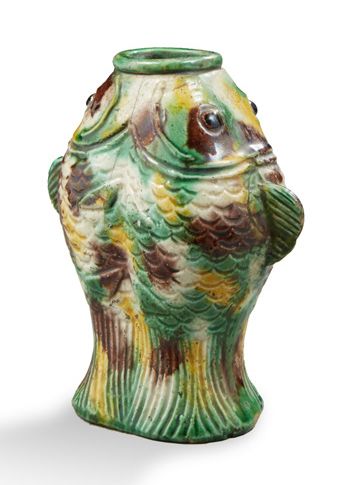 CHINE Petit vase en porcelaine sancai moulée de la double carpe symbole de longévité.
XIXe...
