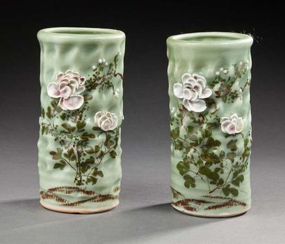 CHINE Paire de porte-pinceaux cylindriques en porcelaine à fond vert céladon décorés...