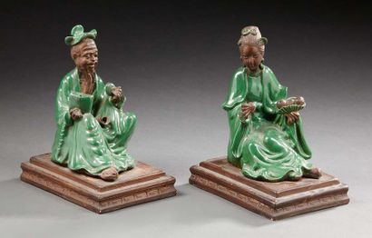CHINE Deux personnages en céramique émaillée en vert et patine brune: l'homme tenant...