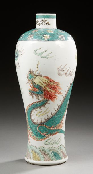 CHINE Vase Meiping en porcelaine décoré en émaux de la famille verte d'un dragon...
