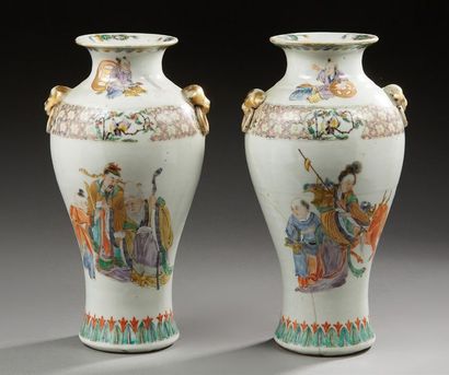 CHINE Paire de petits vases en porcelaine de forme balustre décorés en émaux de la...