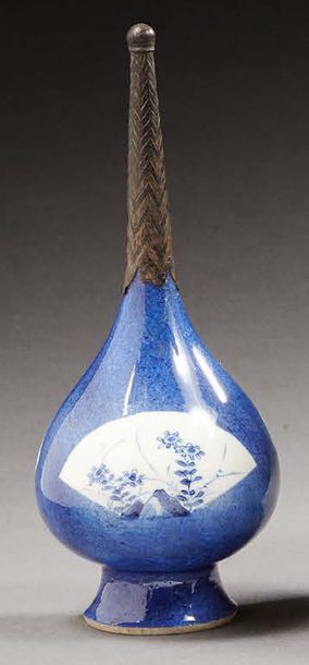 CHINE pour la Perse Aspersoir en porcelaine fond bleu et monture en métal.
XVIIIe...