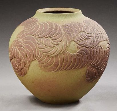 JAPON Vase boule en grès vert à motif géométrique.
XXe siècle.
Dim.: 18 cm