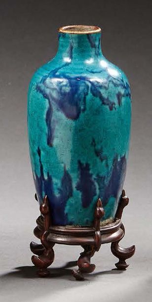 CHINE Vase en grès bleu nuancé. Sur un socle en bois sculpté.
XVIIIe siècle.
Dim....