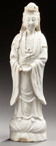 CHINE Sujet représentant la déesse
Guanyin en porcelaine blanche.
XVIIIe/XIXe siècle.
H.:...