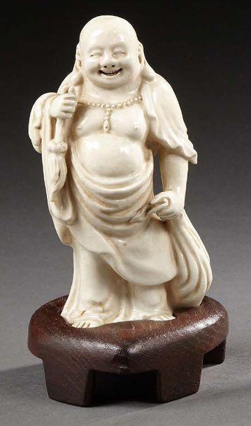 CHINE Statuette en porcelaine figurant un bouddha.
Dim.: 15 cm