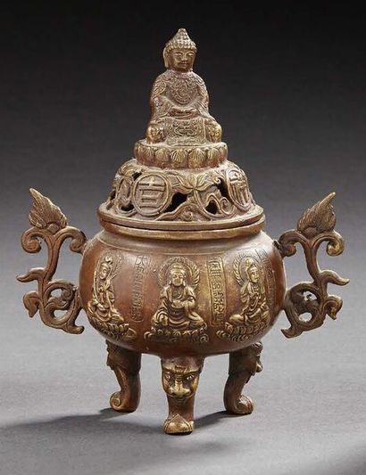 CHINE Brûle parfum tripode en bronze surmonté d'un bouddha assis sur un socle lotiforme.
Sur...