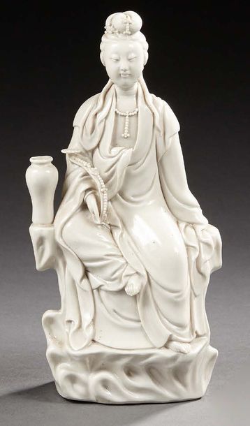 CHINE Figurine en porcelaine figurant la déesse Guanyin émaillée en blanc, assise...