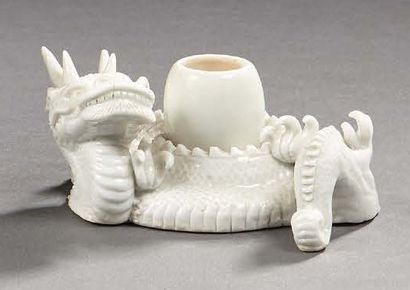 JAPON Hirado
Encrier (godet à eau pour lettré) en porcelaine émaillée blanche représentant...