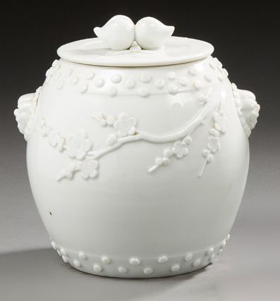 CHINE Pot couvert en porcelaine de forme tonnelet à bord clouté. Les anses figurant...