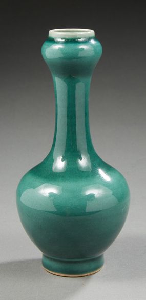 CHINE Vase bouteille en porcelaine monochrome vert, marque au revers.
Dim.: 20 c...